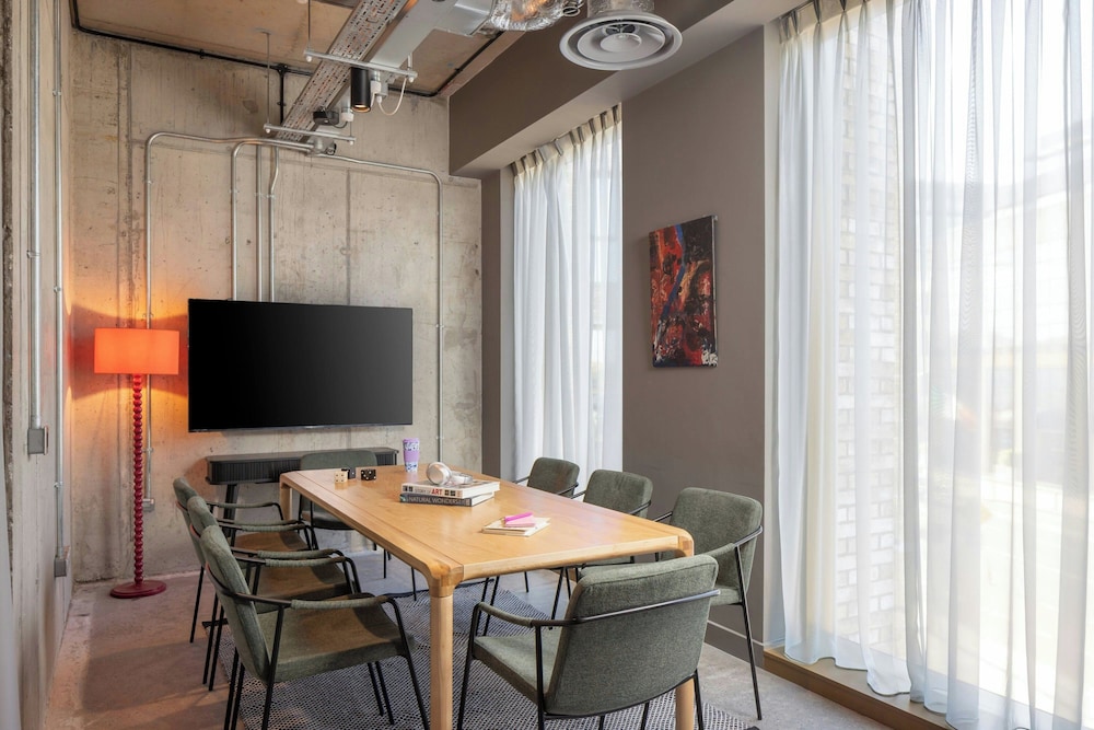 Moxy Dublin Docklands 40/48
