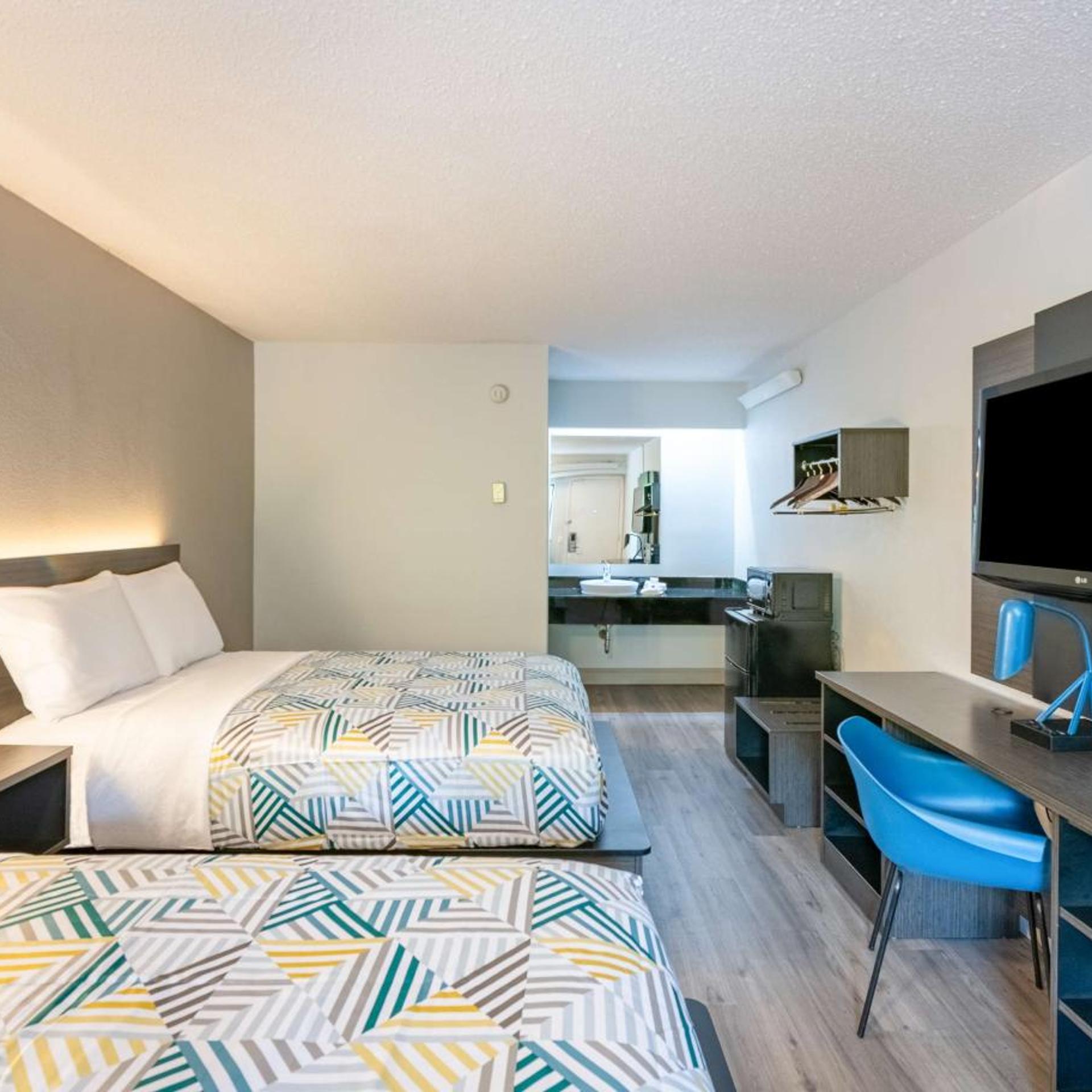 ROOM, QUADRUPLE
