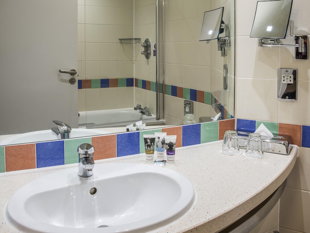 Mercure London Heathrow 66/68