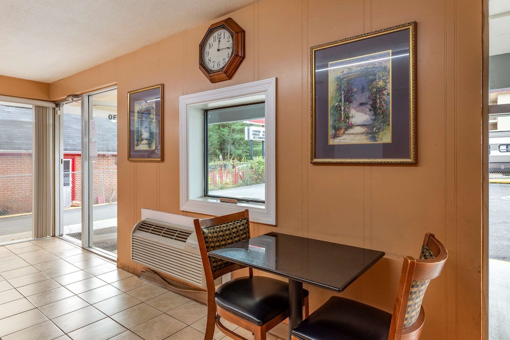 Econo Lodge Charlottesville North - University Area 18/23