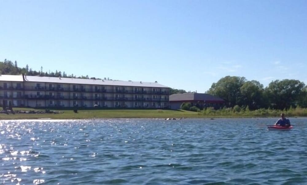 AmericInn by Wyndham Saint Ignace 50/56