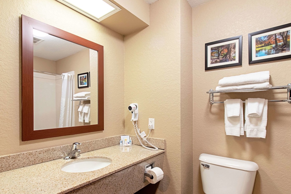 Comfort Inn & Suites Fredericksburg TX 9/30