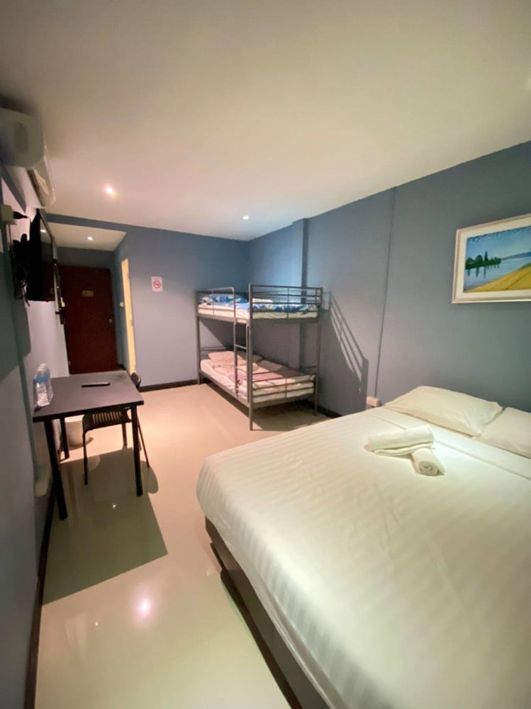 ROOM, QUADRUPLE
