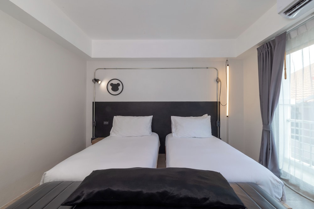 DELUXE, TWIN BEDS