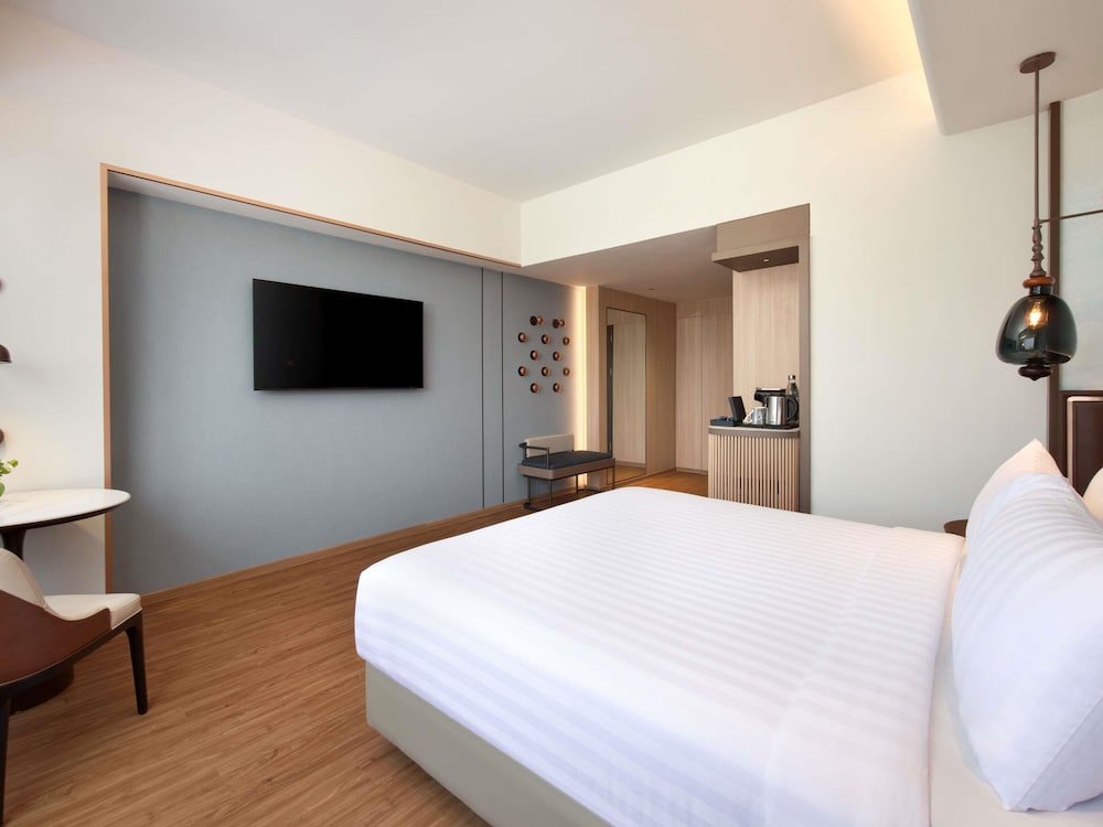 SUPERIOR, DOUBLE BED, POOL VIEW