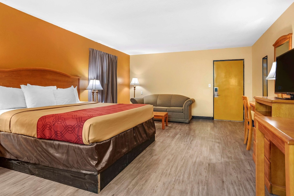 Econo Lodge Inn & Suites Evergreen 7/24