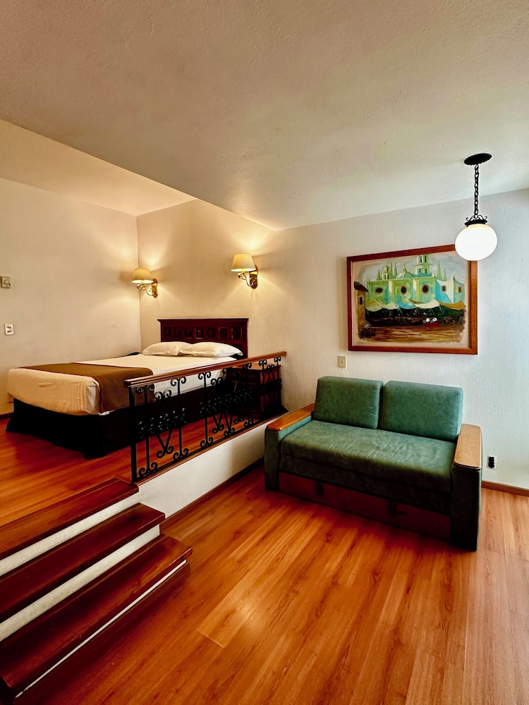 Hotel De Mendoza 41/57