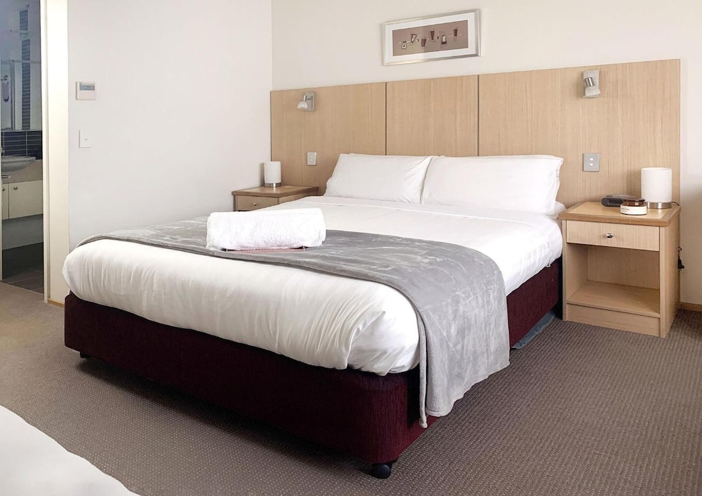 AIRPORT ASCOT MOTEL 18/64