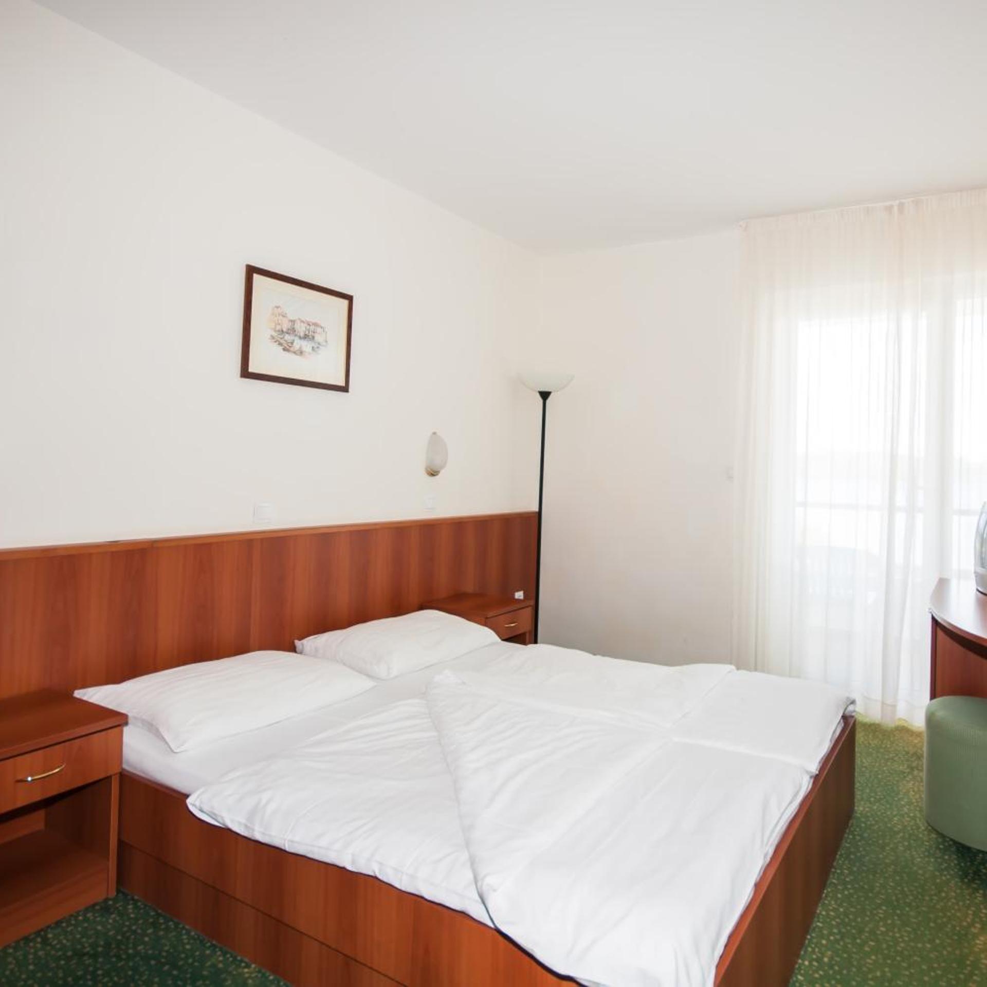 Lavanda Hotel 8/50