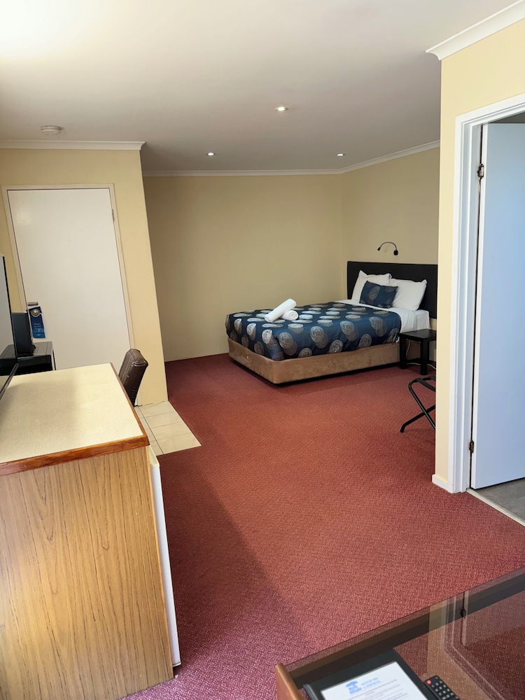 Blue Whale Motor Inn and Apartments 30/55