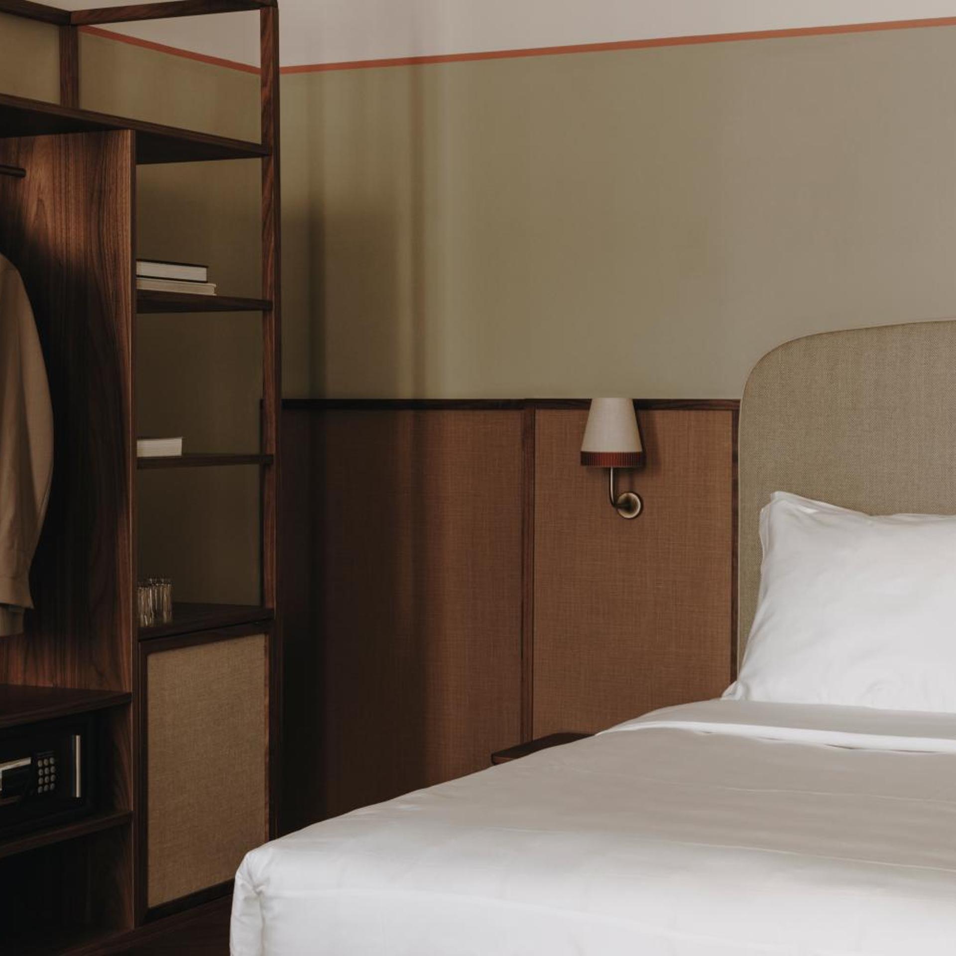 DELUXE, DOUBLE BED