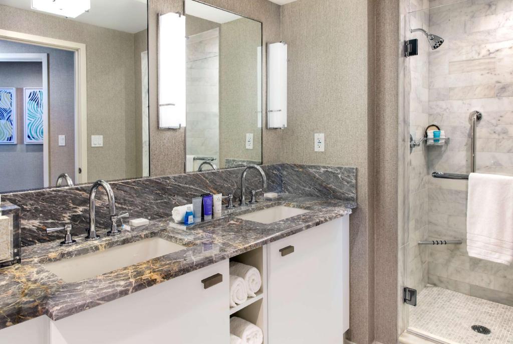 1 Bedroom, Suite, 2 Queen Beds, Pool Side, Sofa، Conrad Fort Lauderdale Beach 3/6
