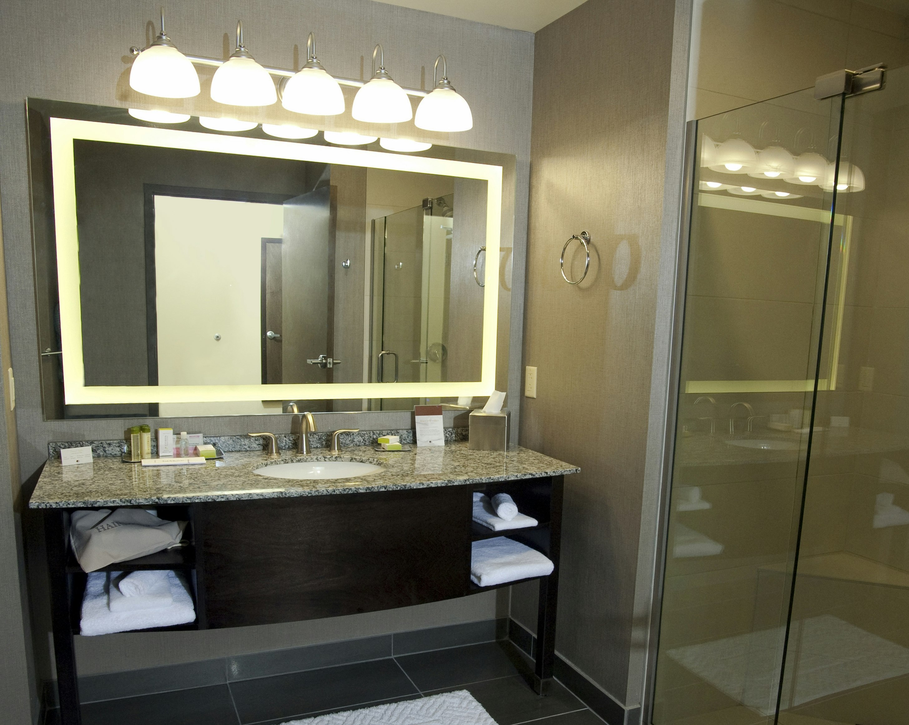 Doubletree By Hilton Hotel Bemidji 33/35