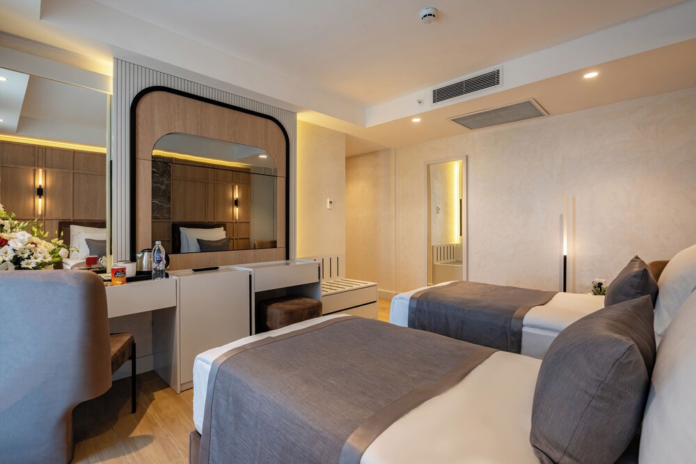 Lara Eyfel hotel 12/31