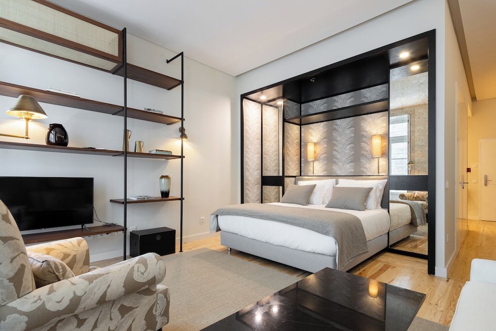 Studio, Queen Bed, Bathtub