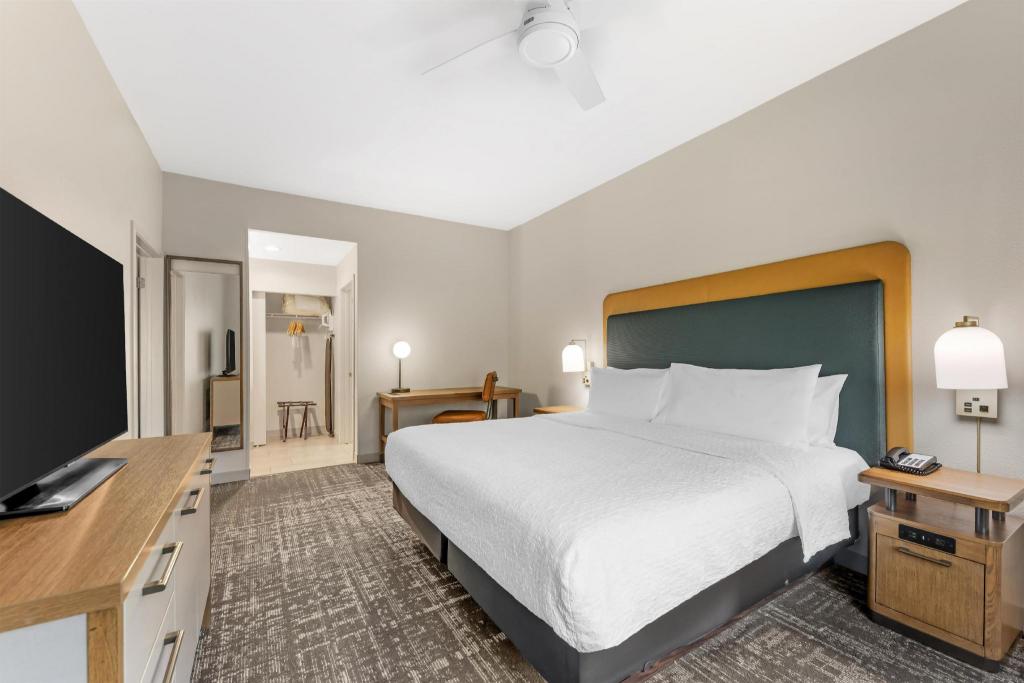 2 Bedrooms, Suite, King Bed, 1 King and 2 Queen Beds, 2 Queen Beds, 2 Bathrooms, Sofa