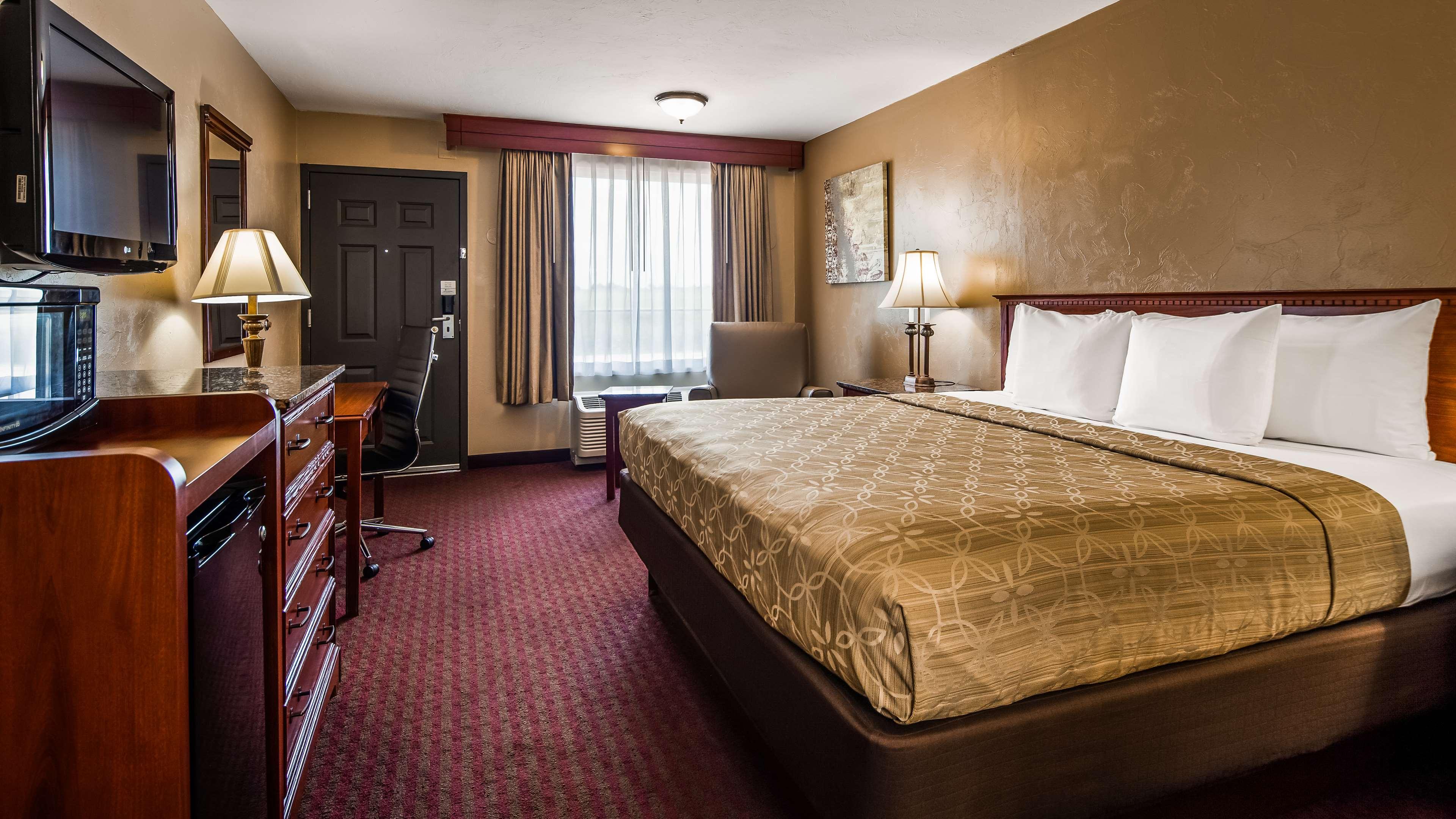 Downstairs, King Bed, Accessible