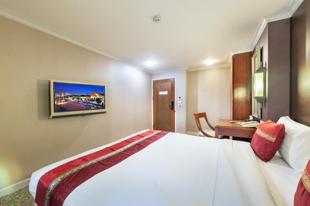 DELUXE, EXECUTIVE, DOUBLE OR TWIN BED