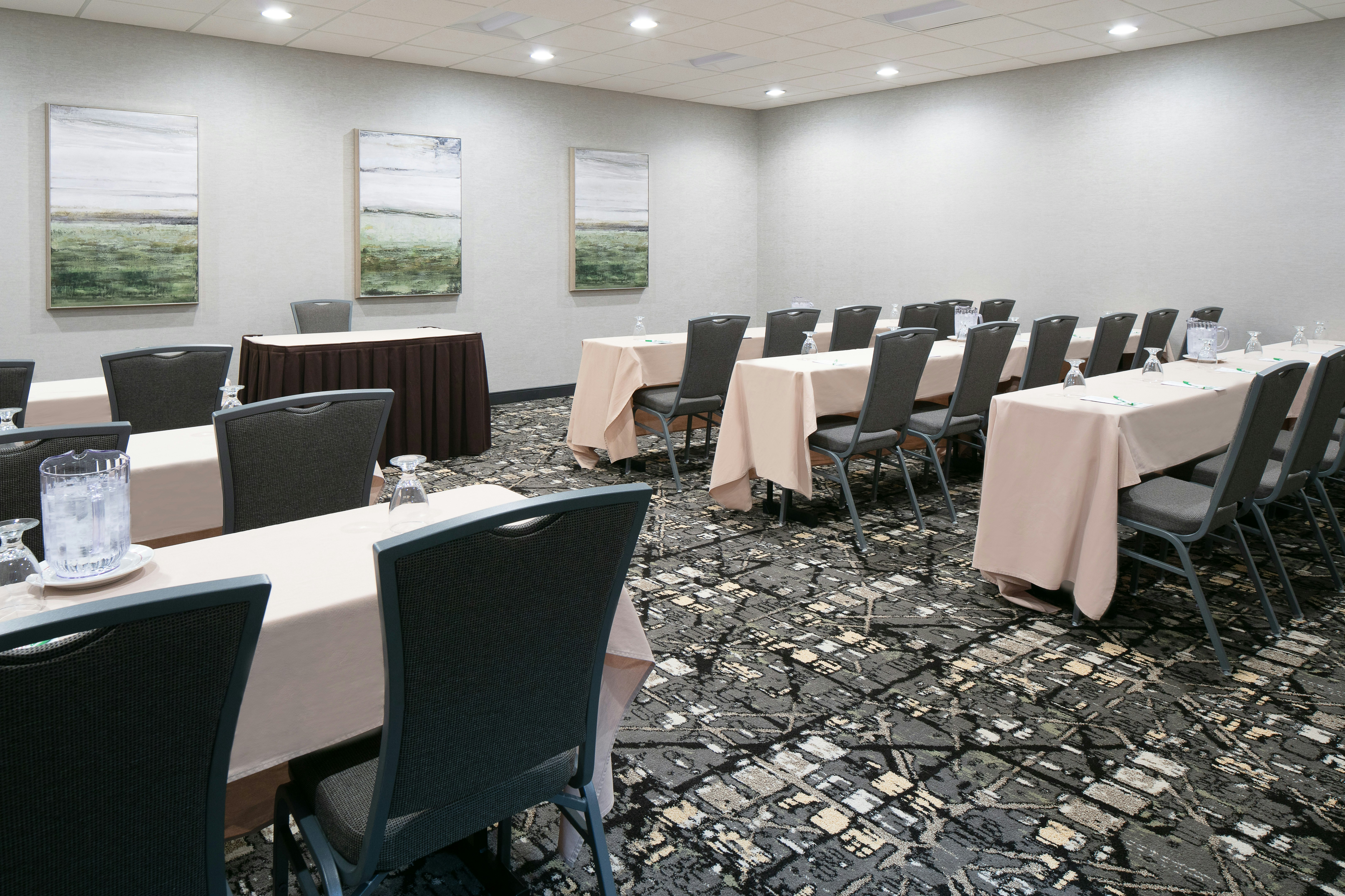 Holiday Inn Hotel And Suites Des Moines Northwest 32/50