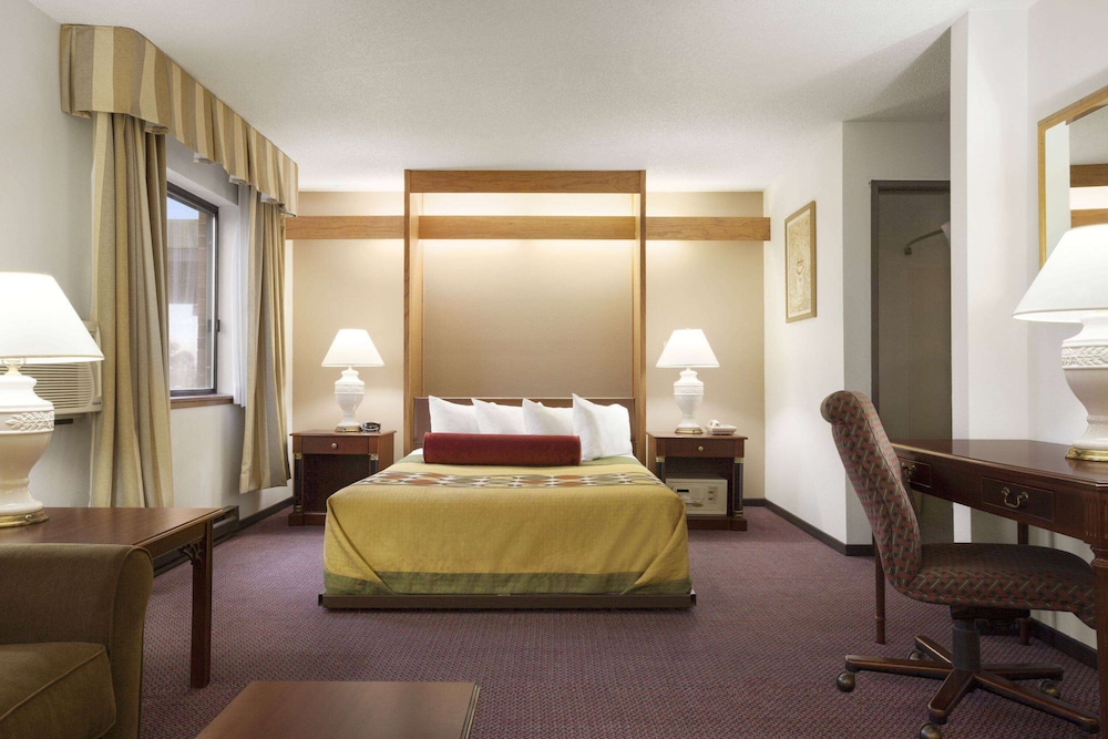 Super 8 By Wyndham Milwaukee Airport 30/57