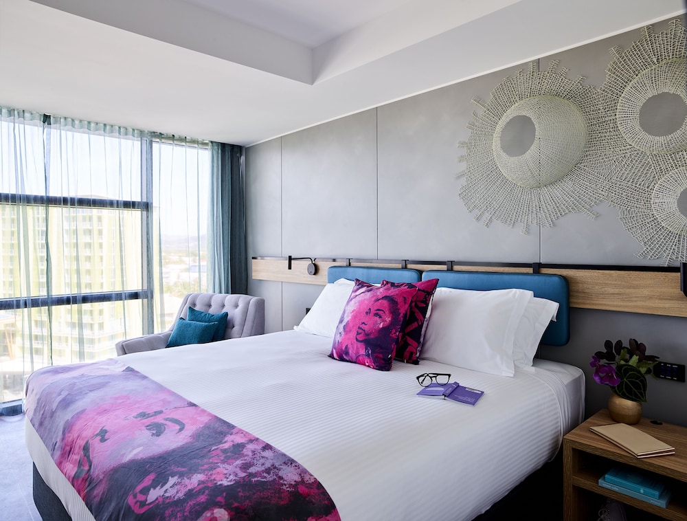 Urban, Master, King Bed, Sofa