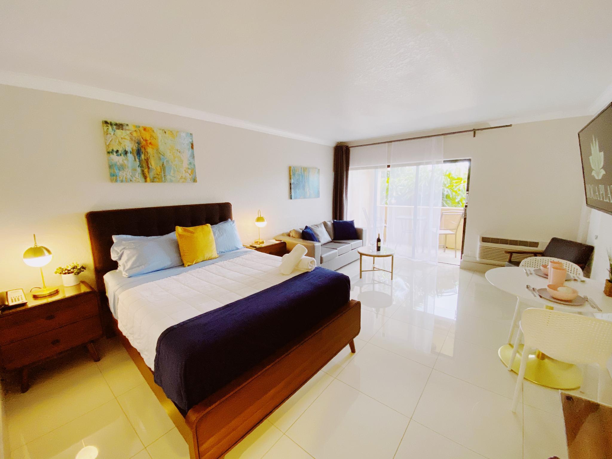 Studio, Queen Bed, Sofa