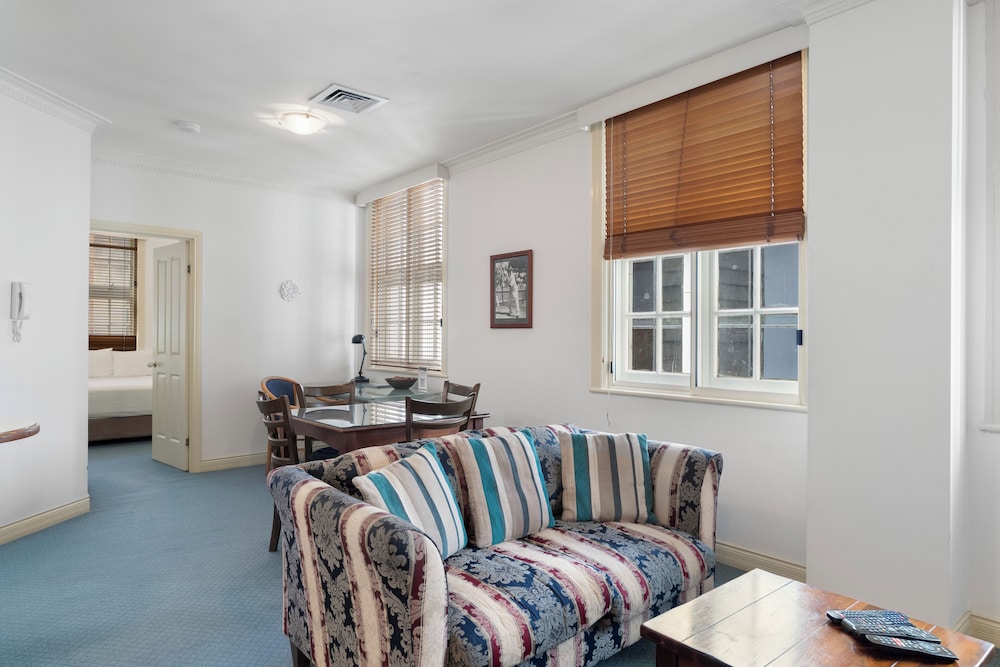 Ultiqa Rothbury Hotel 51/71