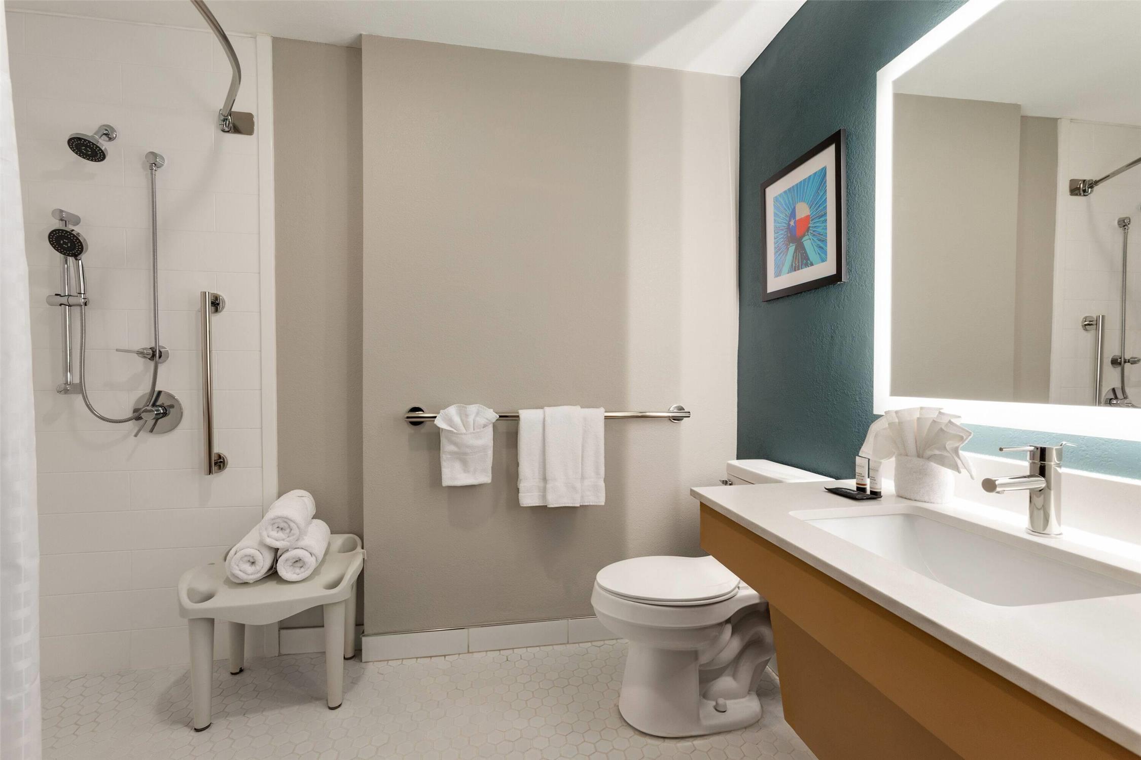 La Quinta Inn & Suites by Wyndham Dallas Arlington South 62/66
