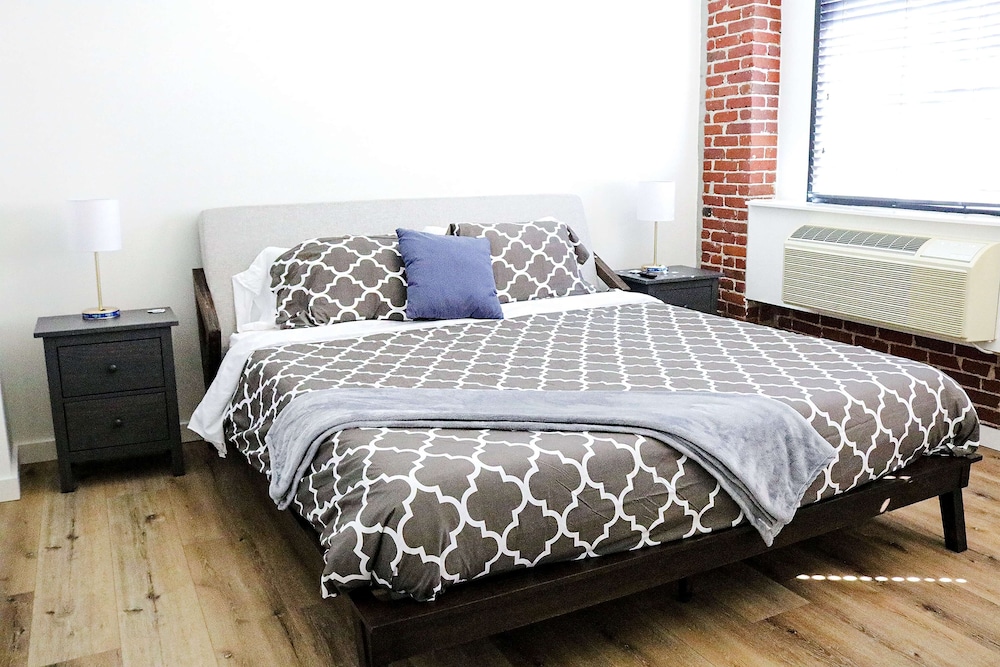 1 BEDROOM, BROADWAY, DELUXE, SUITE