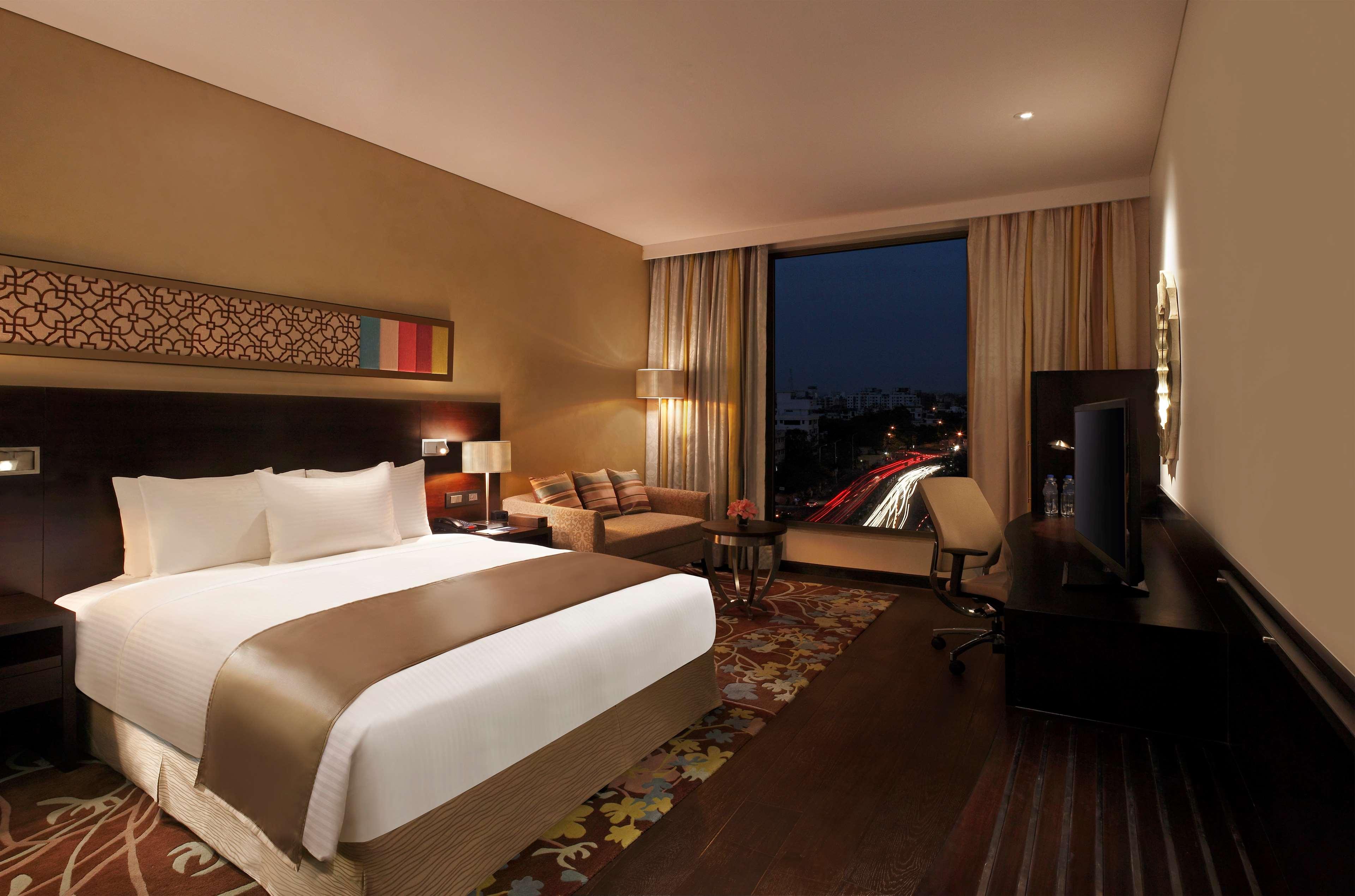 EXECUTIVE, KING BED, LOUNGE ACCESS