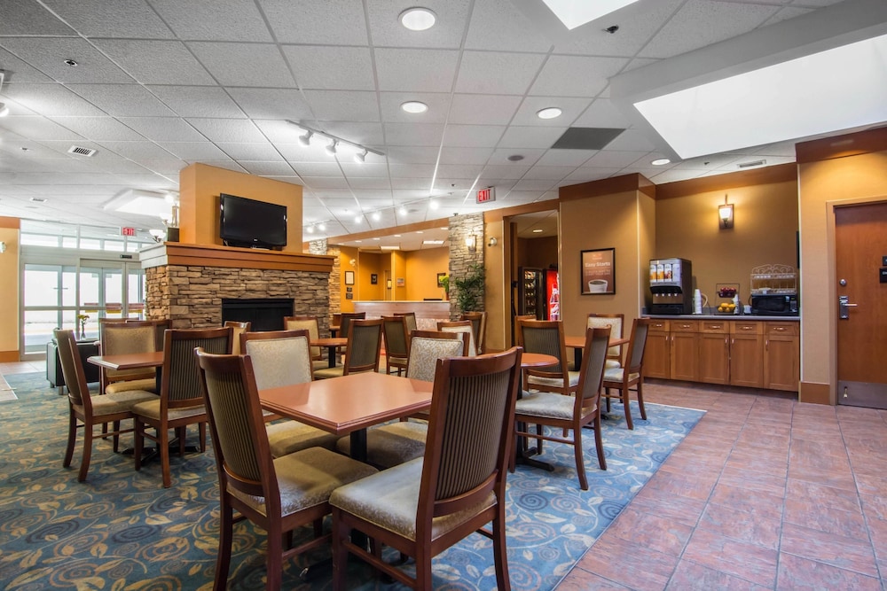 Econo Lodge Inn & Suites Calgary - University 28/32