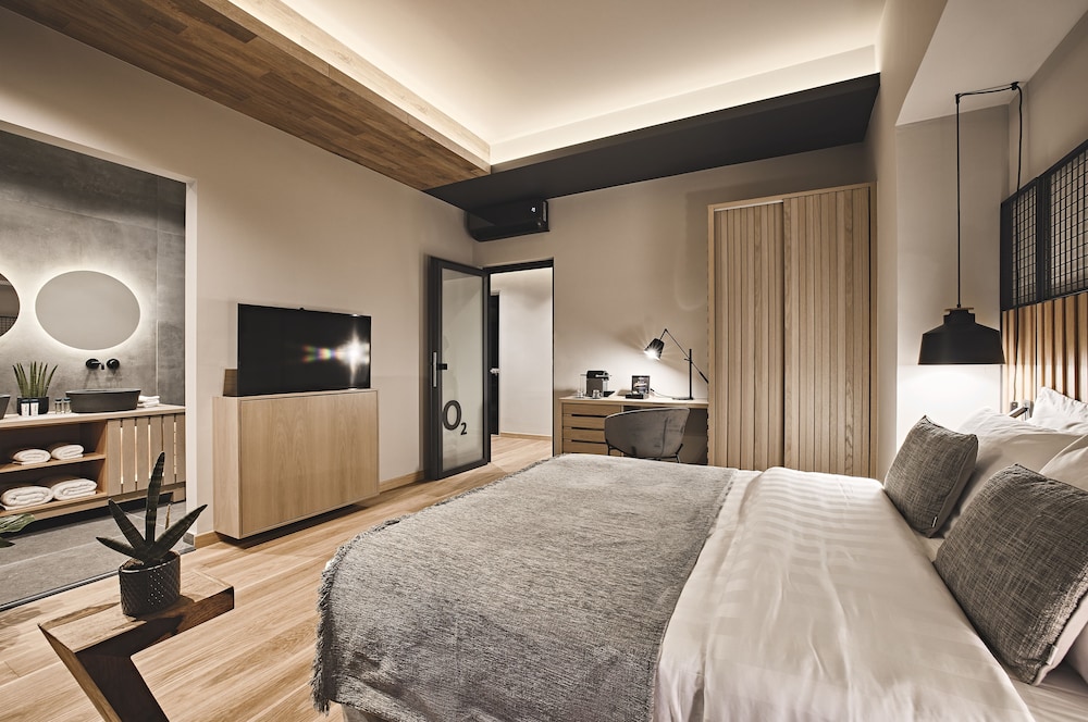DELUXE, QUEEN BED