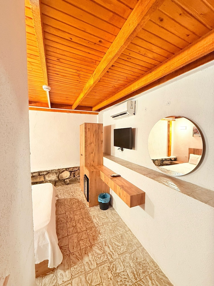 Ados Hotel 36/56