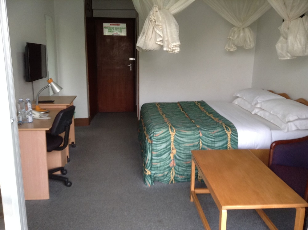 HOTEL BROVARD MASAKA 10/21