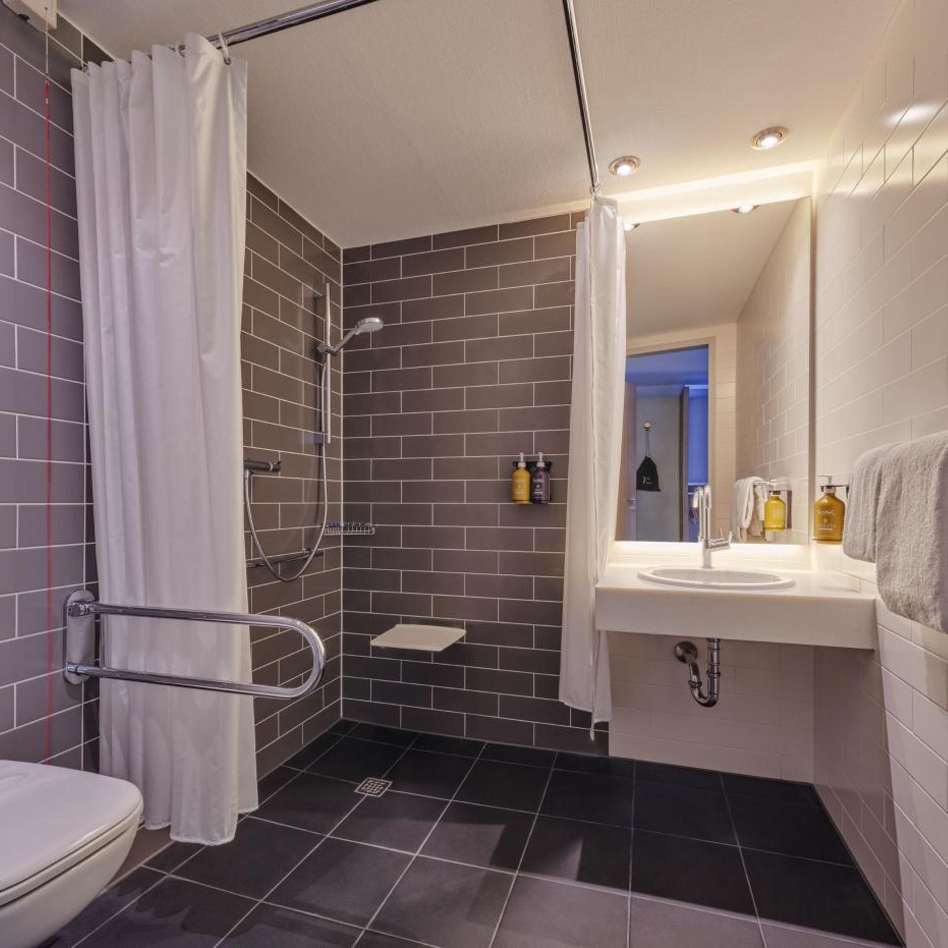 غرفة قياسية بسرير كينج وسرير كوين لذوي الإعاقة، Holiday Inn Express Dusseldorf - City North 4/4