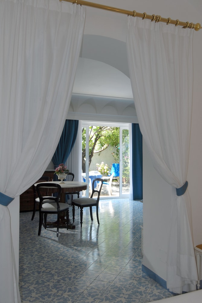 Pazziella Garden & Suites 56/66