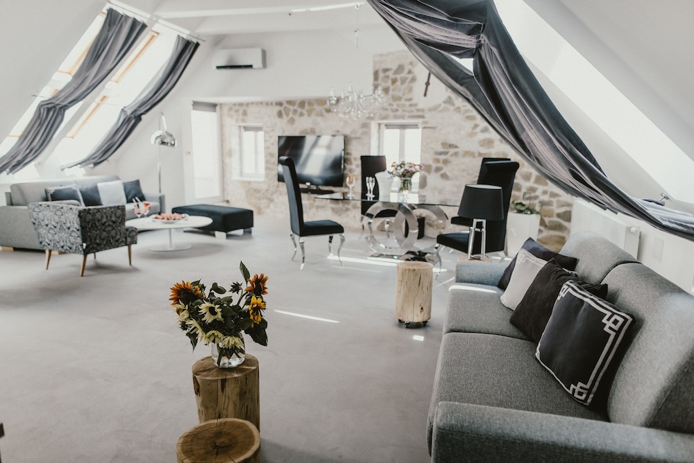 Coco Chanel Boutique Apartment 30/50