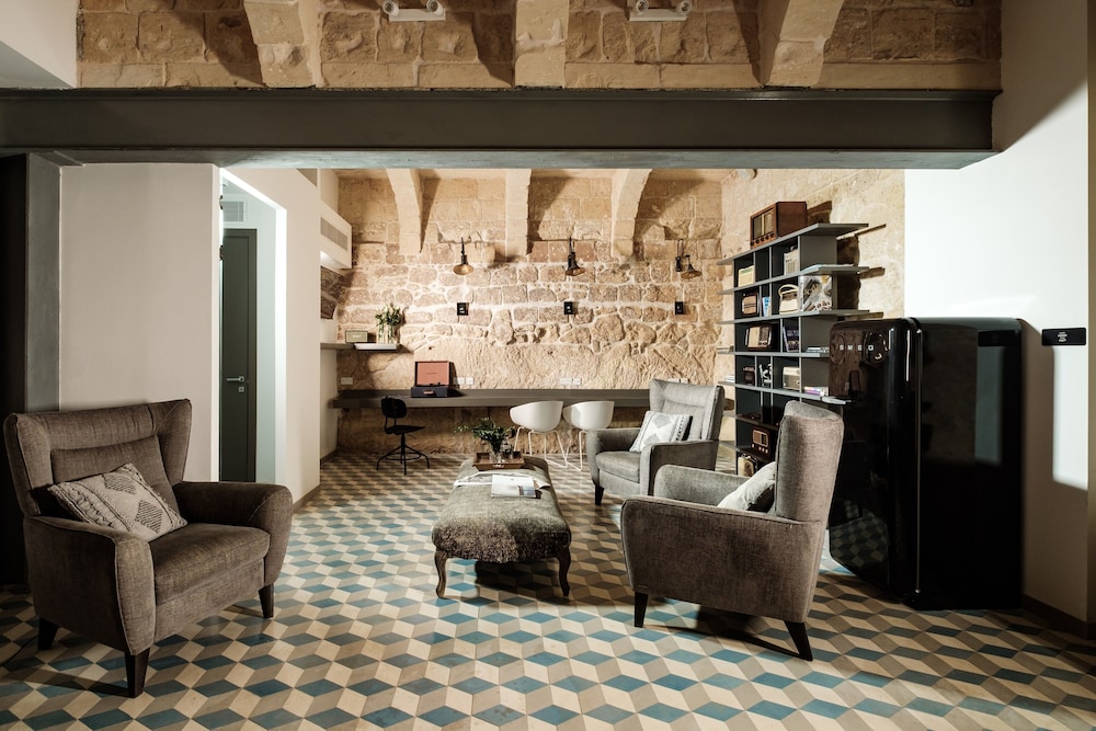 19 Rooms 49/71