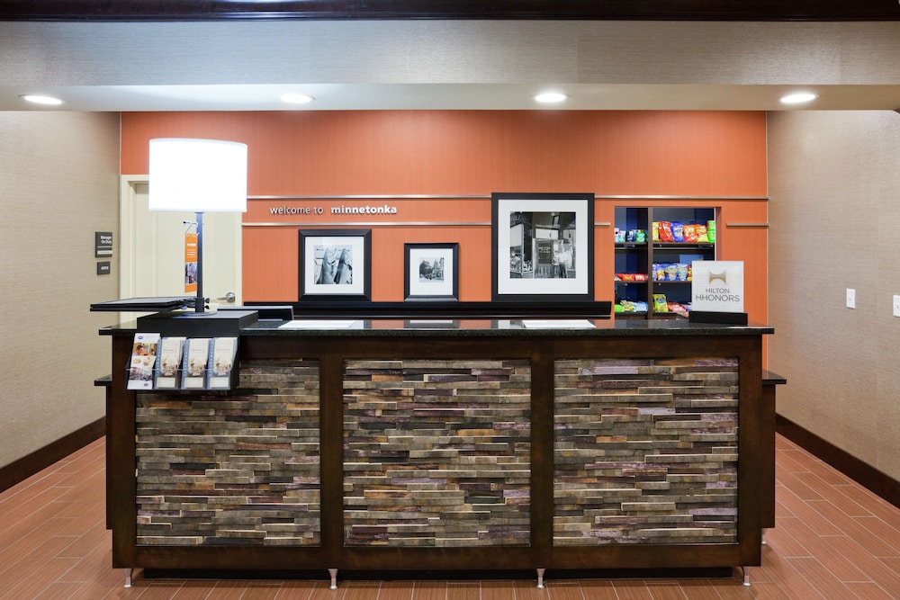 Hampton Inn & Suites Minneapolis/West-Minnetonka 3/25
