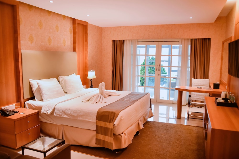 Portola Grand Renggali Hotel 6/25