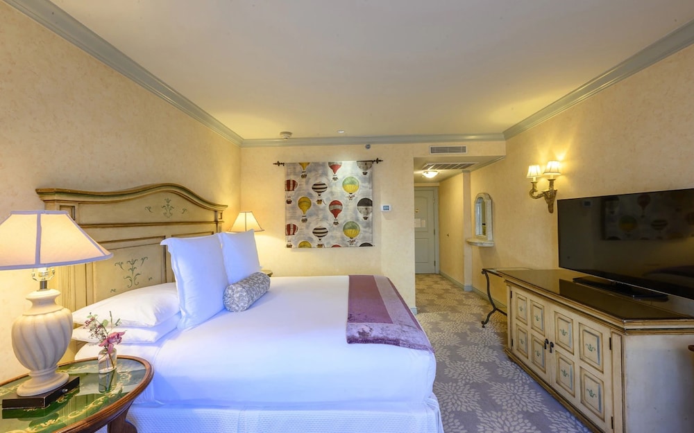 Deluxe, King Bed, Town View