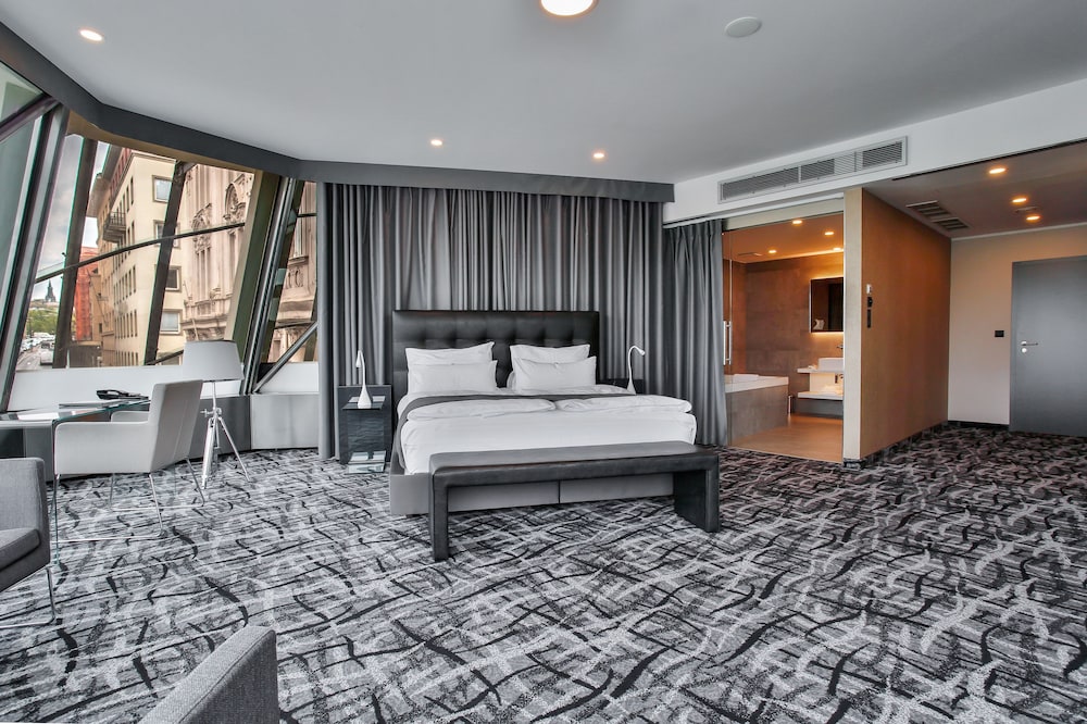 DANCING HOUSE HOTEL 25/75