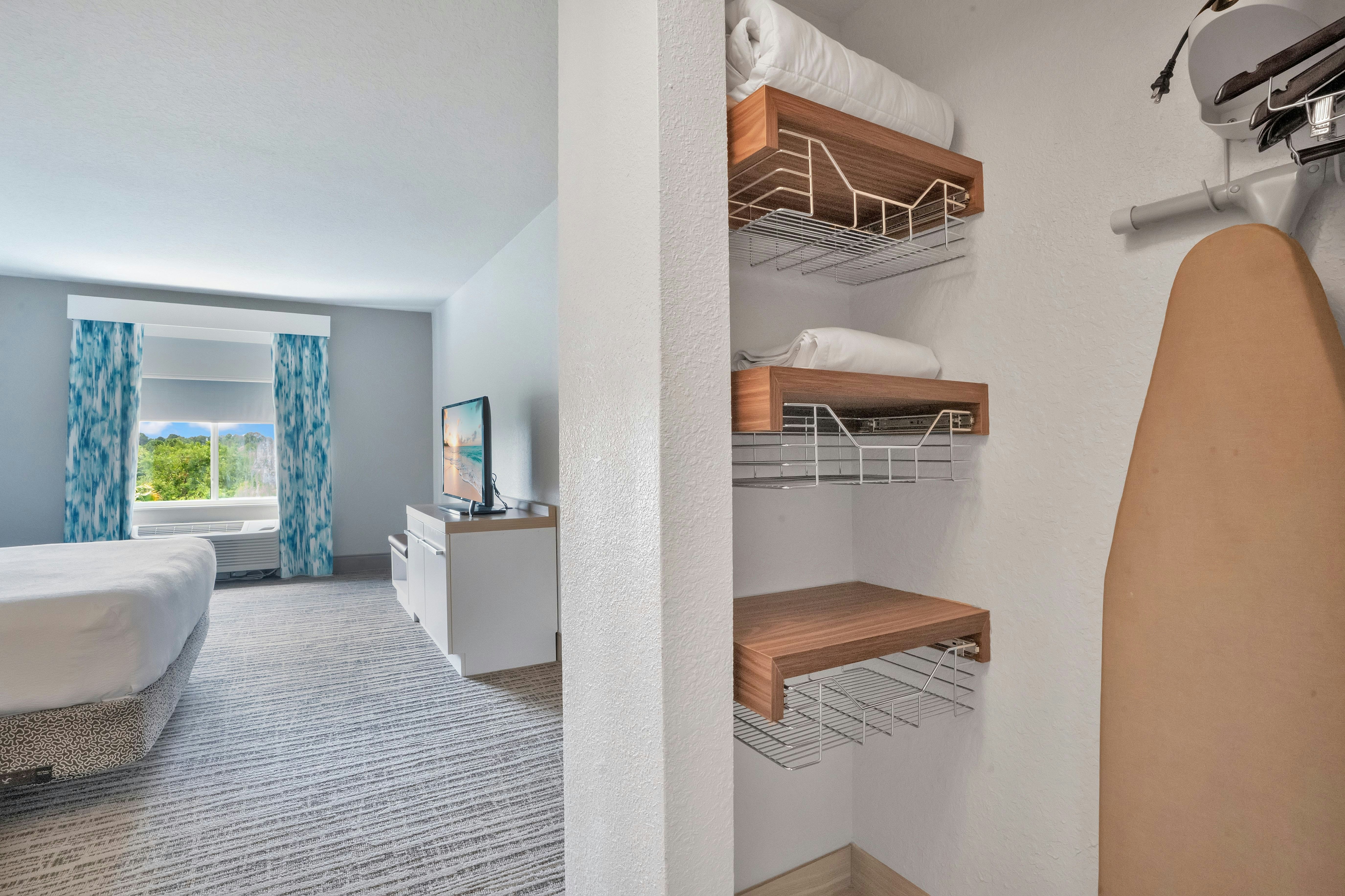 SUITE, KING BED, ACCESSIBLE