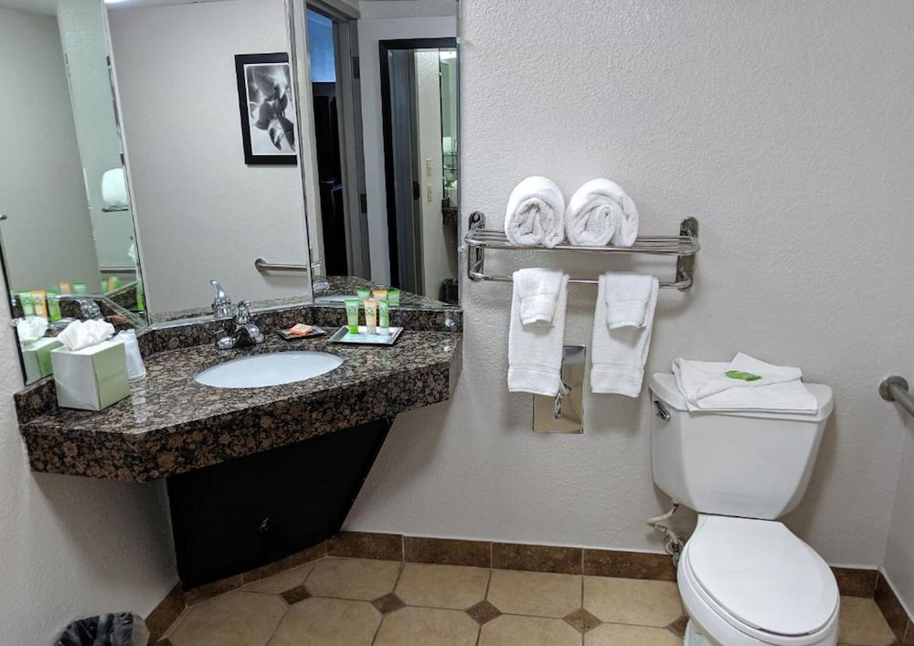 Wyndham Garden Charlotte Executive Park 22/23