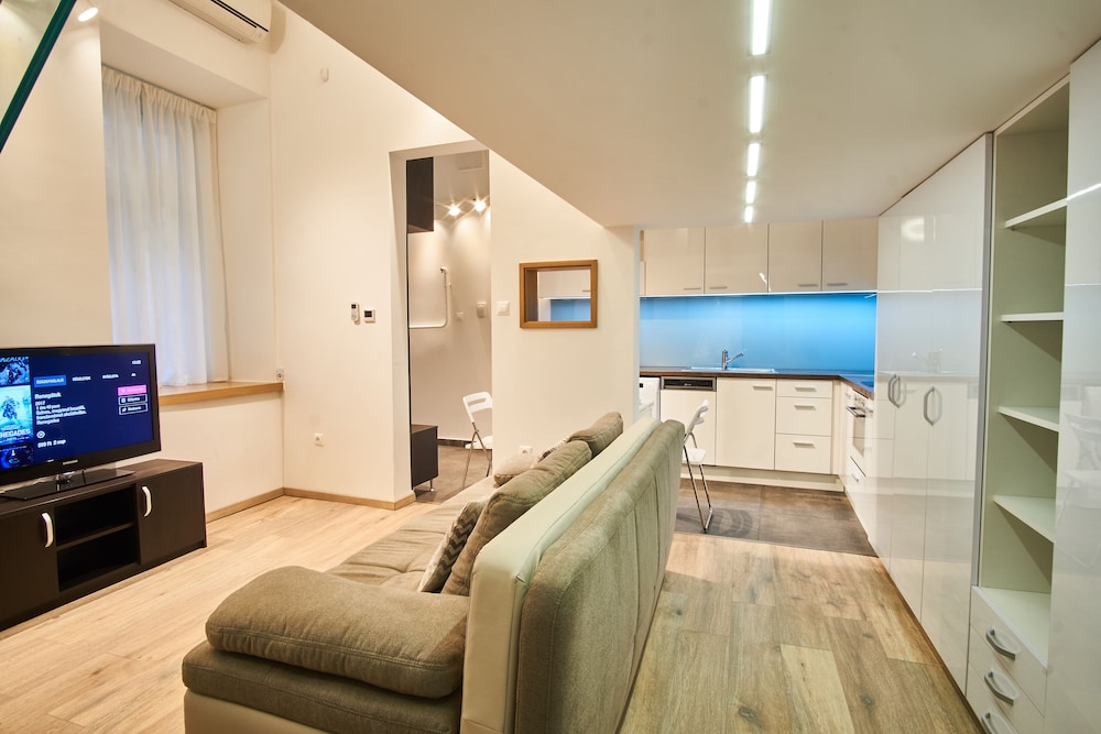 V27 Budapest Apartment 8/18