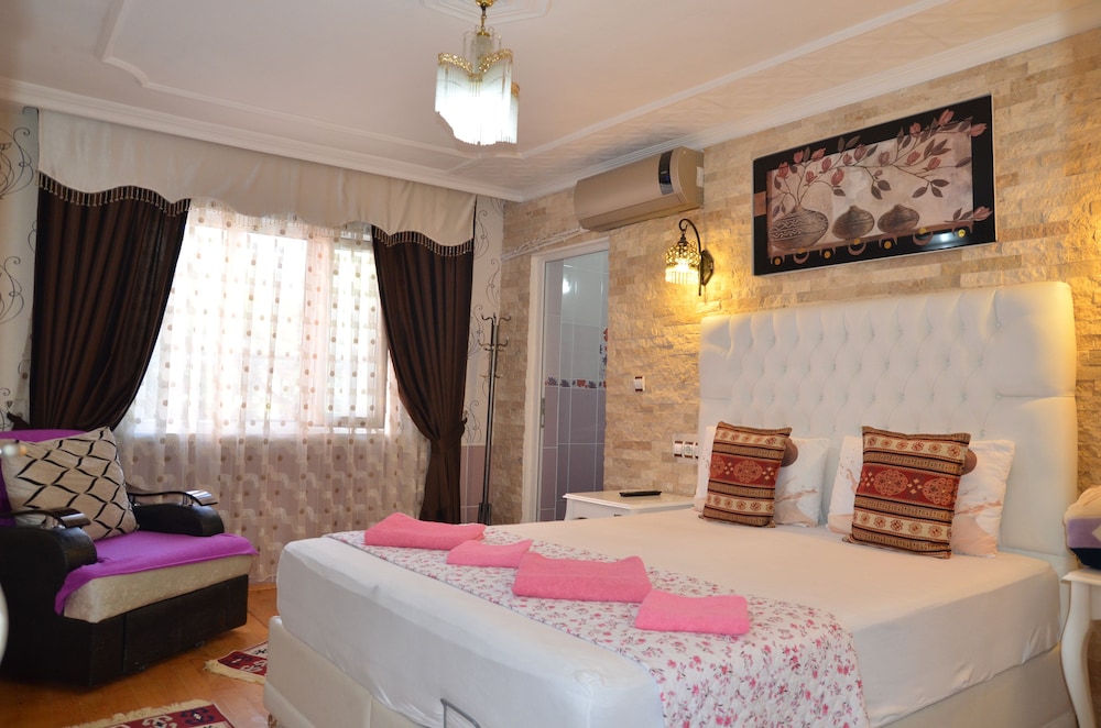 ROOM, QUEEN BED
