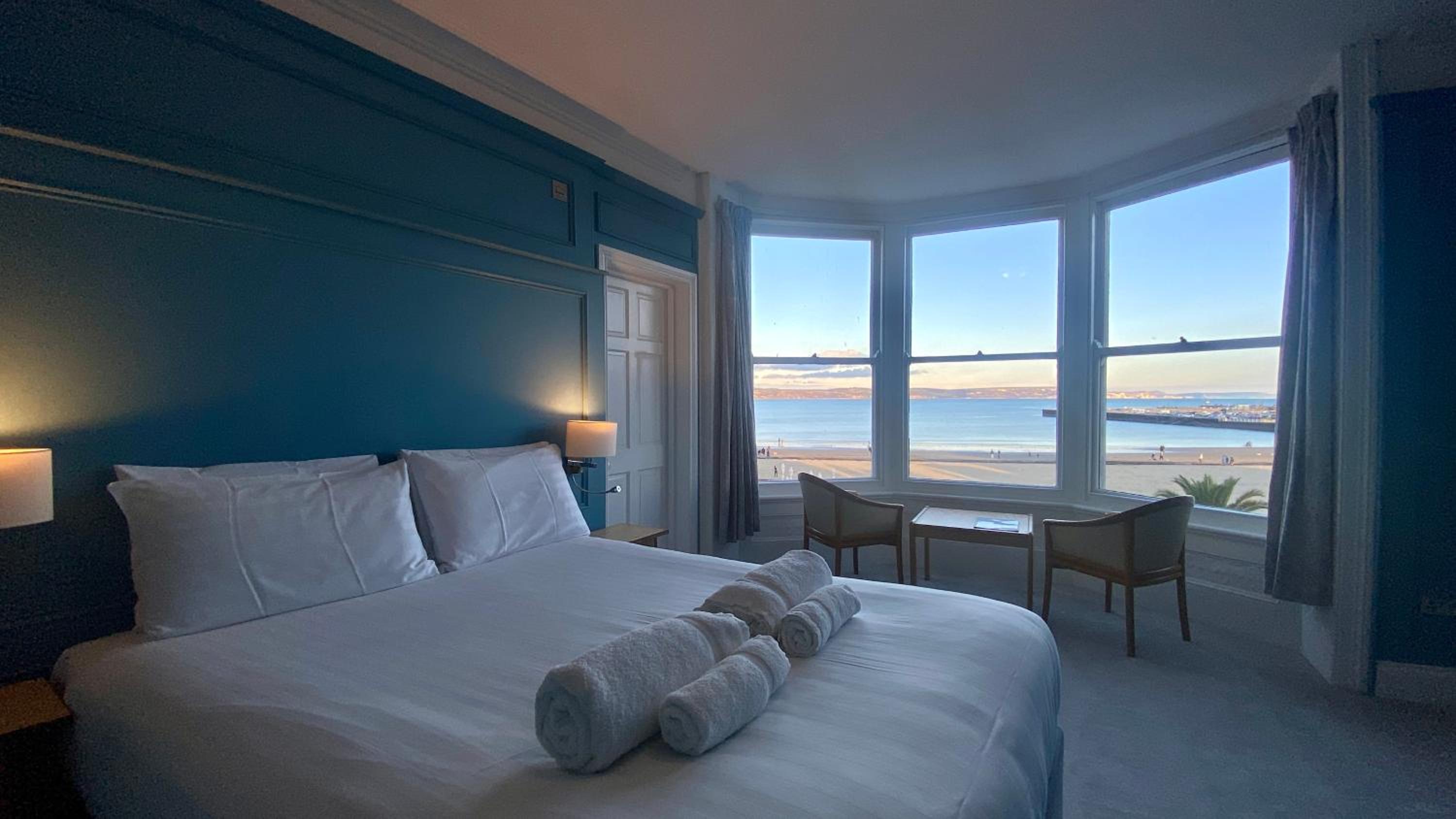Deluxe, Double Bed, Lateral Side Sea View