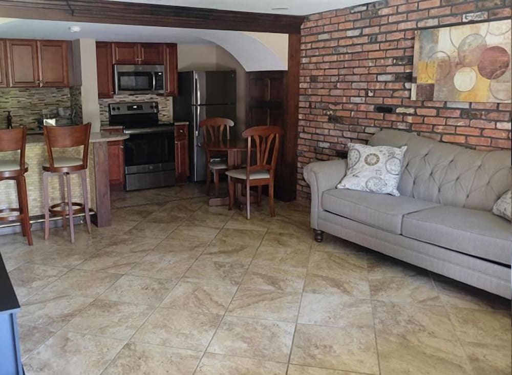 Chalet Inn & Suites Centerport 22/45