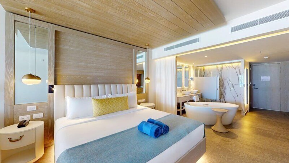 Swim Out, Junior Suite, Deluxe, 2 Double Beds