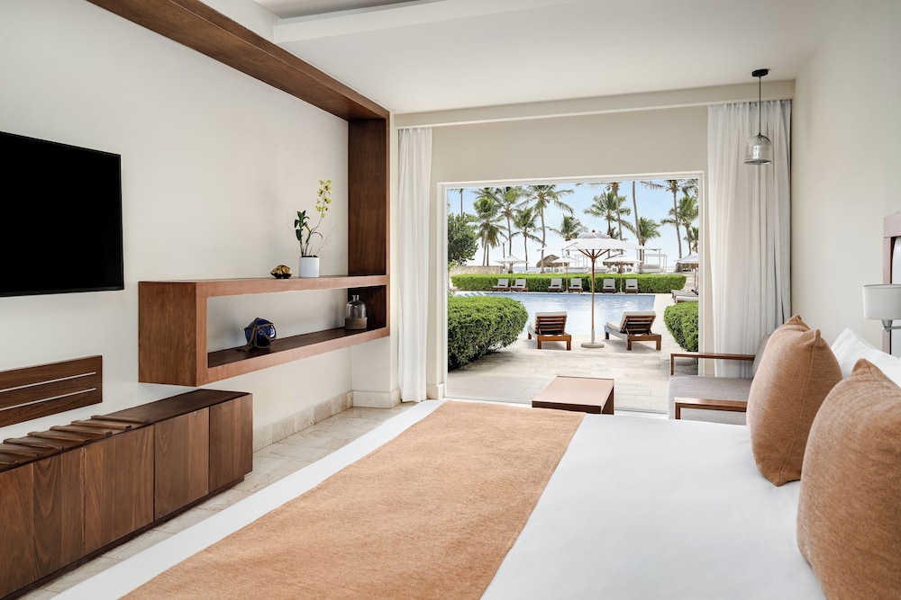 Sun Club, Junior Suite, King Bed, Ocean View, Pool Access